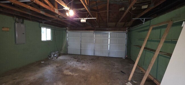 Building Photo - Large Family Home - Move In Ready!