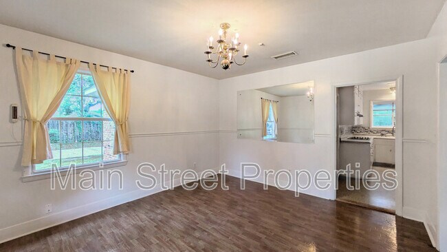 Building Photo - 2 Manor Dr