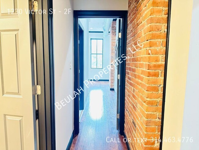 Building Photo - Newly Renovated 2BD/2BA in Walkable Soulard