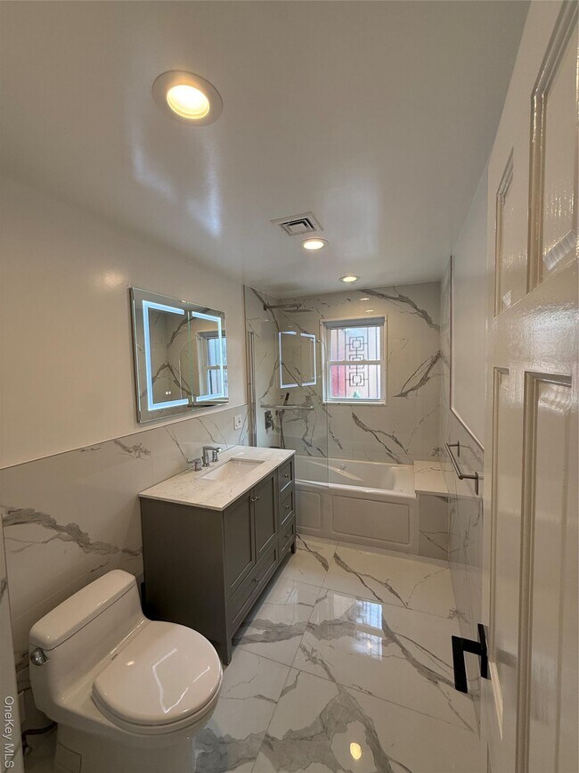 Building Photo - 1090 Pelham Pkwy S