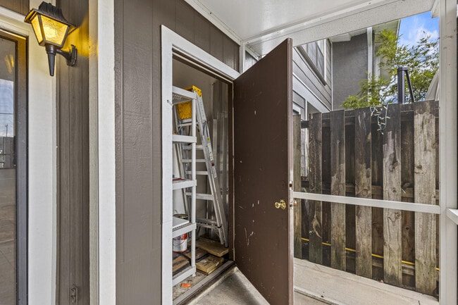 Building Photo - 814 Hill Dr