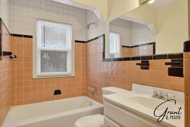 Building Photo - 3 bedroom 2 bath