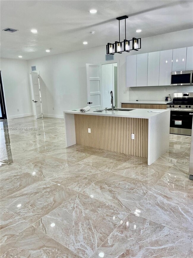 Building Photo - 435 N Quebrada St