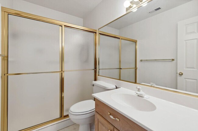 Building Photo - Single-Level Home with Community Pool, Gym...
