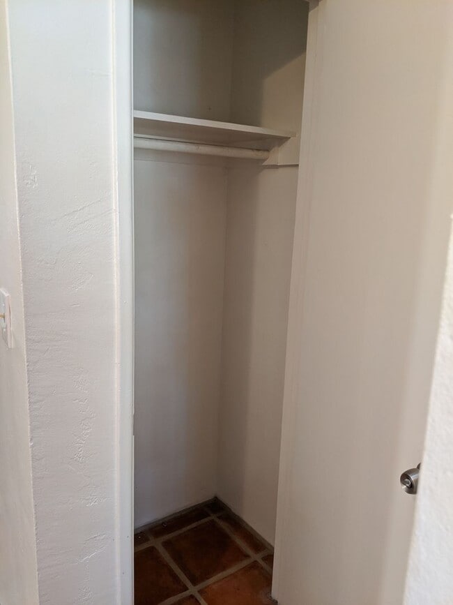 Building Photo - 4 BEDROOM 2 BATH ON CUL-DE-SAC AND LARGE YARD!