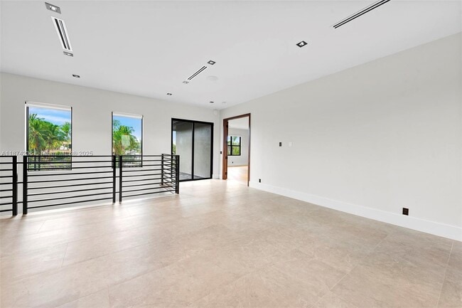 Building Photo - 461 Poinciana Dr