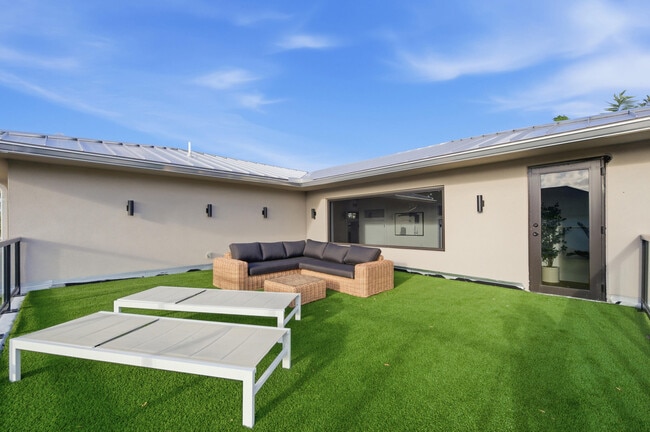 Building Photo - 1308 Avocado Isle