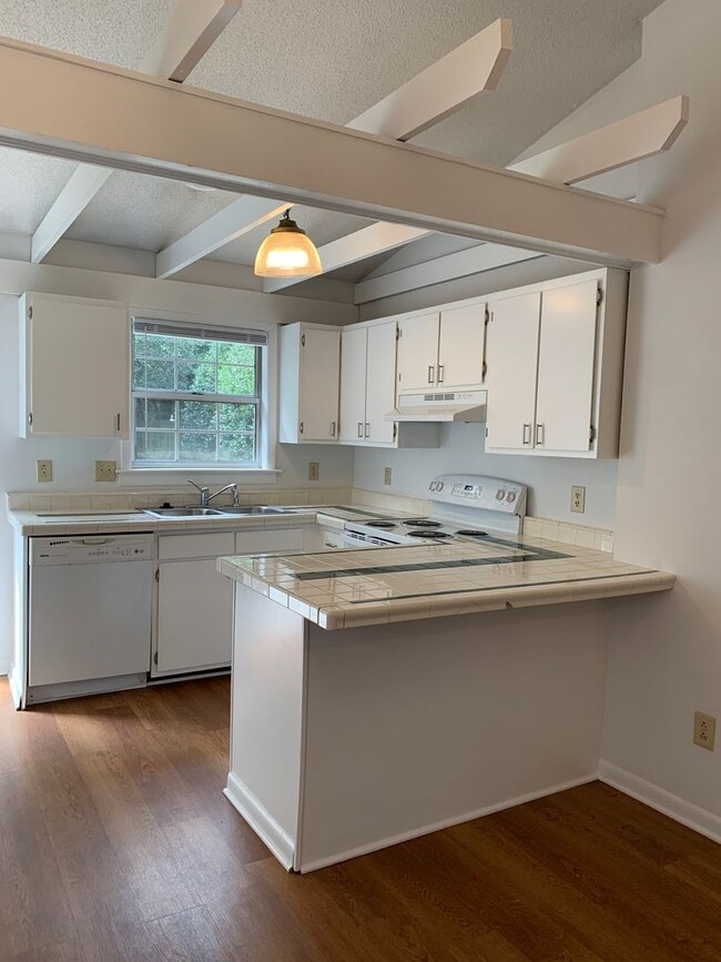 Building Photo - 2 Bedroom 2 Bath Townhome with fenced backyard!