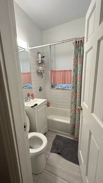 Building Photo - 142 Hemenway St