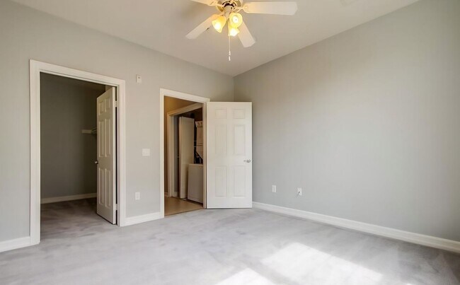 Building Photo - Beautiful & Spacious 2BD/2BA Condo - Central A/C & Heat, Washer/Dryer - Underground Parking - Gat...