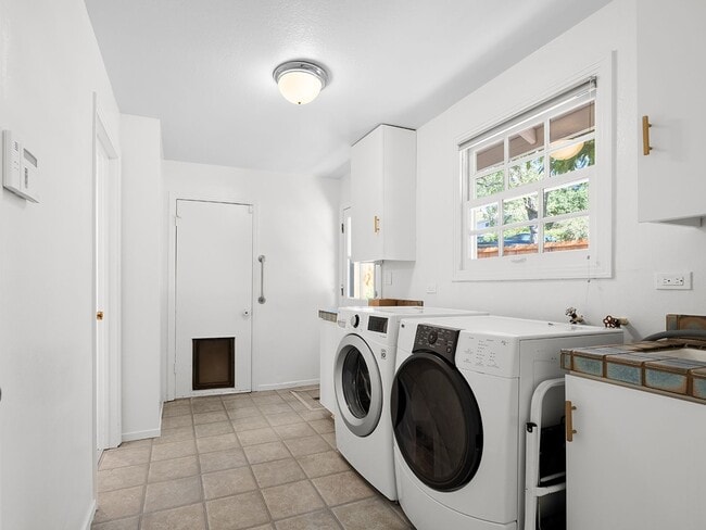 Building Photo - Spacious Single Family Home