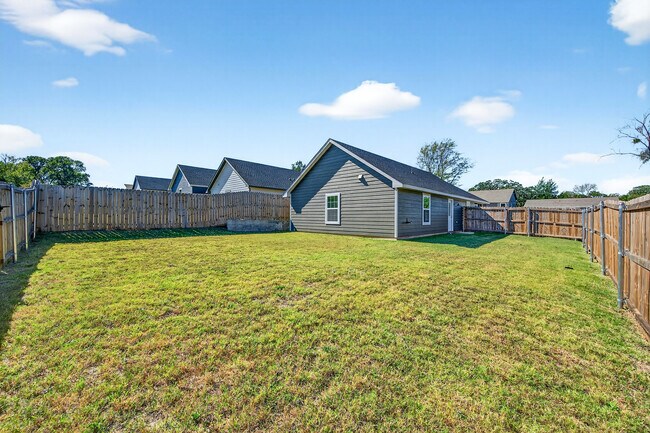 Building Photo - 1016 Ray Dr