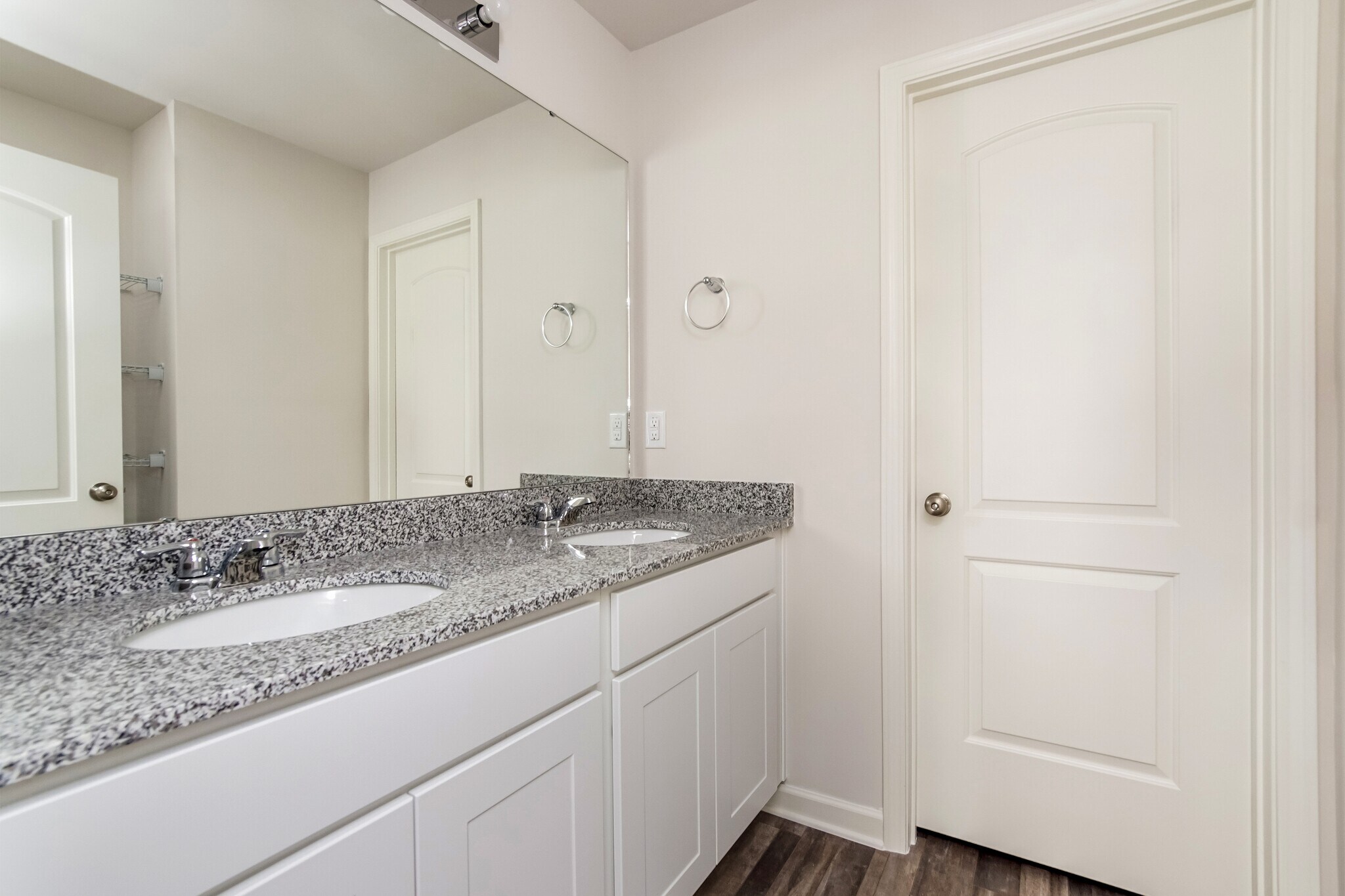 Building Photo - 1058 Manor Dr