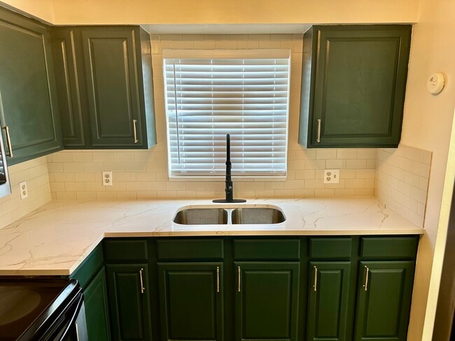 Building Photo - 1802 W House St