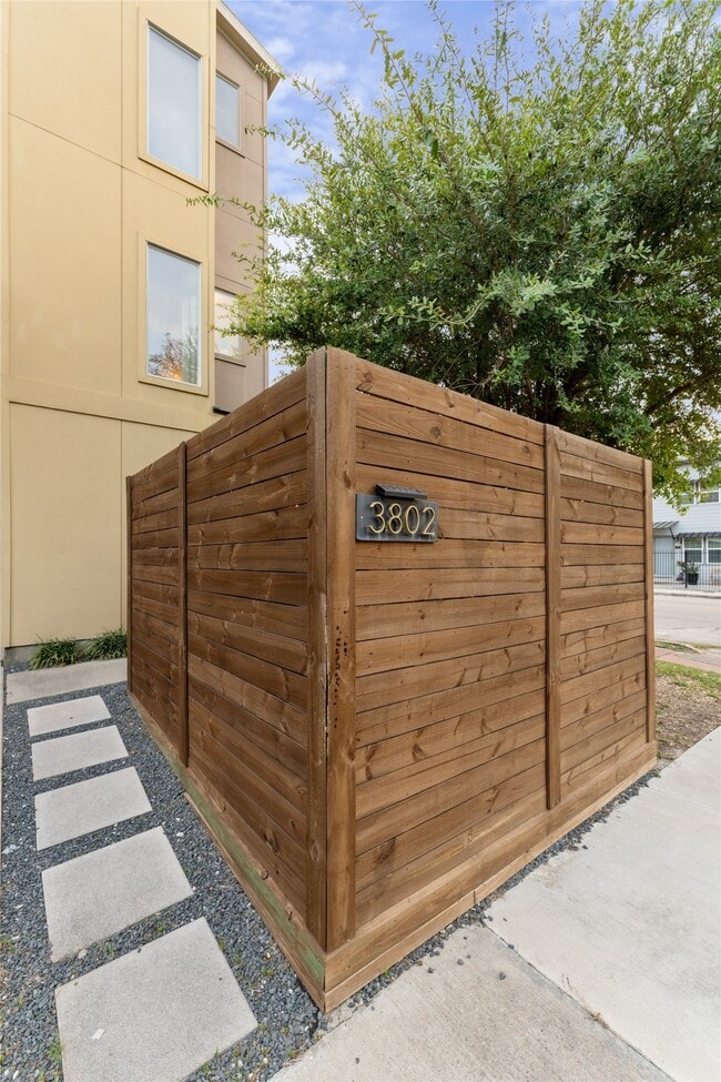 Building Photo - 3802 Lovejoy St