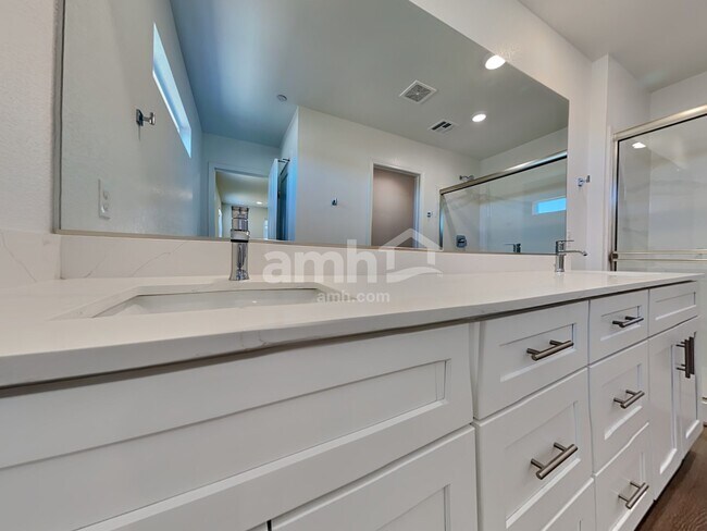 Building Photo - 123 Charmante Tulip Ln