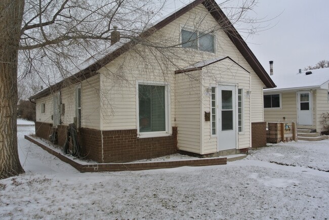 Building Photo - 616 14th St SE