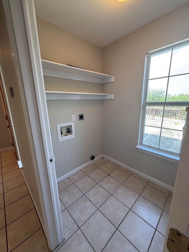 Building Photo - NEW ON MARKET