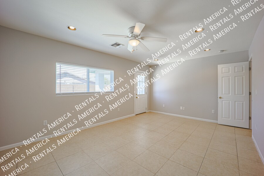 Building Photo - 614 N 74th St