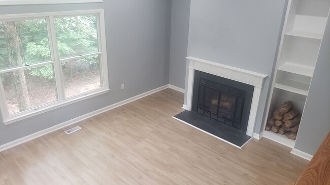 Building Photo - Charming 3br 3ba Townhome in Chapel Hill! ...