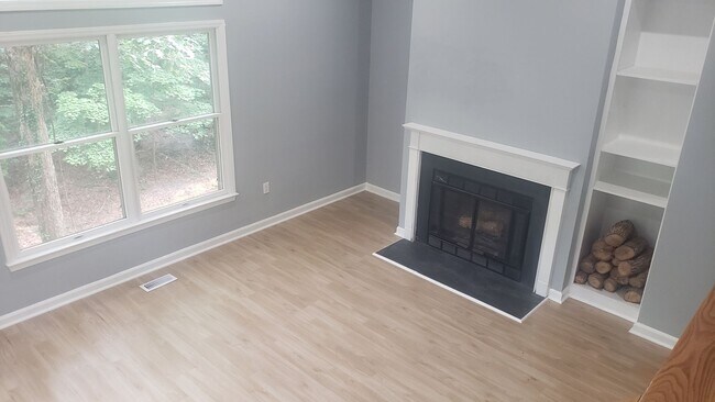Building Photo - Delightful 3br 3ba Townhome in Chapel Hill! Available Now!