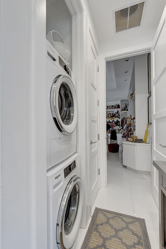 Building Photo - 17070 Royal Cove Way