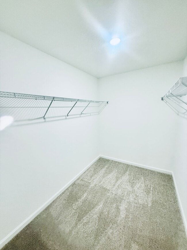 Building Photo - 3 Bed, 2.5 Bath, Corner Unit Townhome