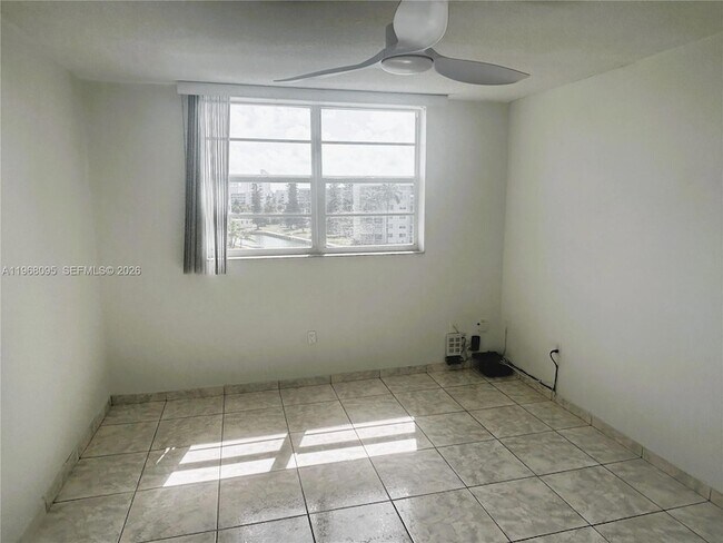 Building Photo - 2851 Leonard Dr