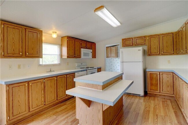 Building Photo - Country Living on half acre