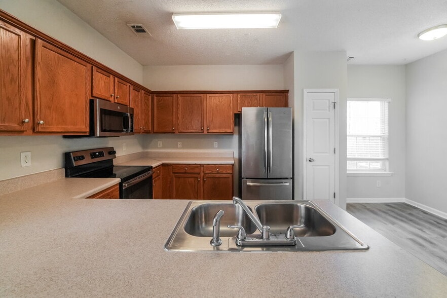 Building Photo - 202 Oakwood Pl