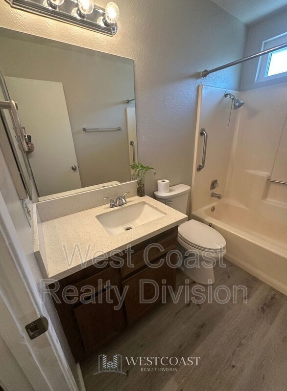 Building Photo - 627 Solano Dr