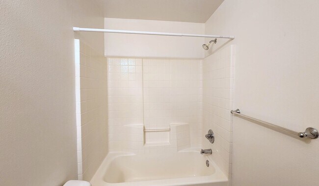 Building Photo - Comfort Meets Convenience in This South Hi...
