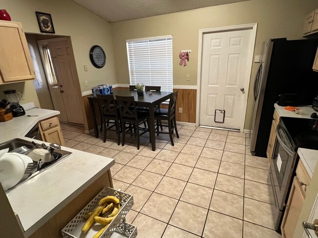 Building Photo - 3 bedroom 2 bath beauty
