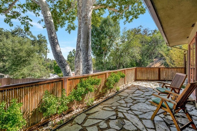 Building Photo - HOLIDAY SPECIAL***2 WEEKS FREE** 3 Bed/2 Bath Oasis in Royal Woods - Available Now