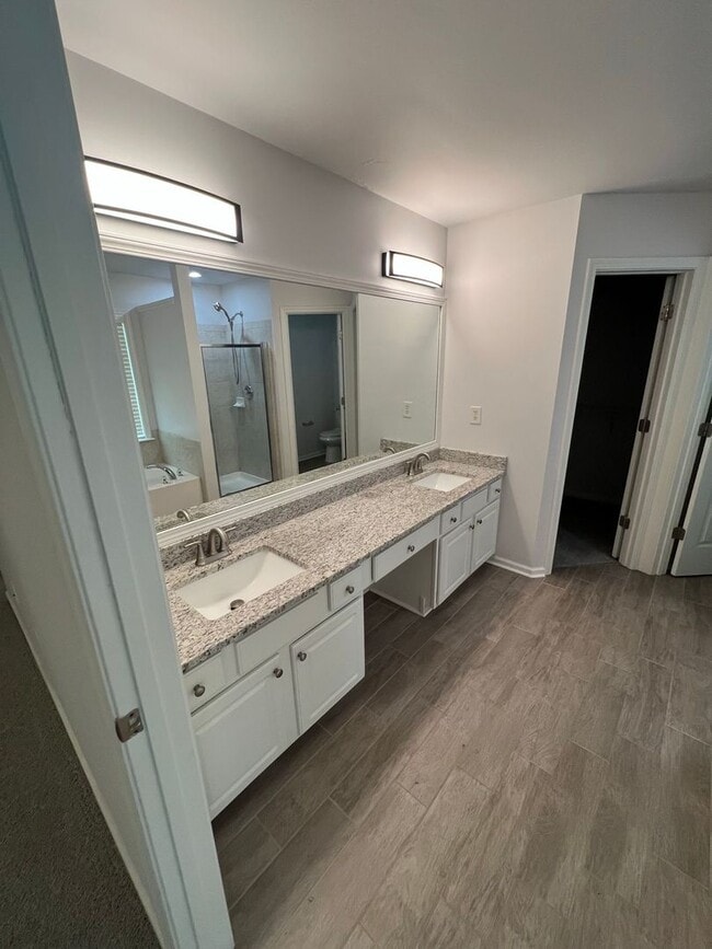 Building Photo - NOW READY! 3 bed 2.5 bath townhome in Duluth!