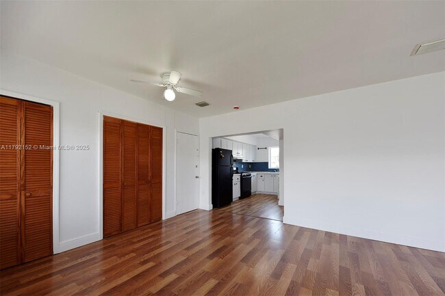 Building Photo - 2250 Bay Dr