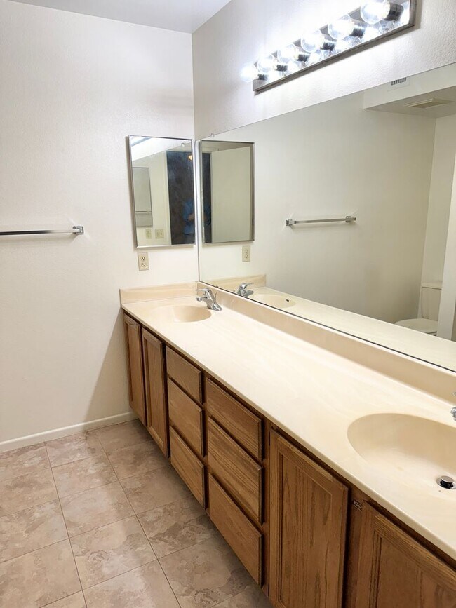 Building Photo - 3 Bedroom / 2 Bath Single Level Home In Gl...