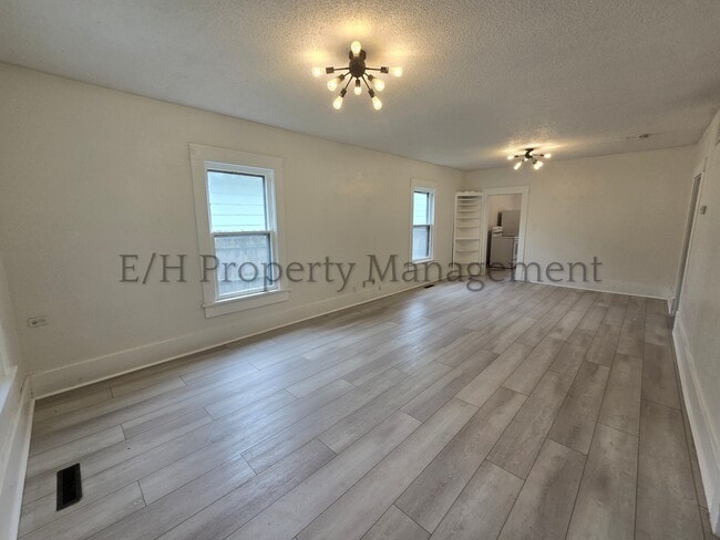 Building Photo - 755 W Hendryx St