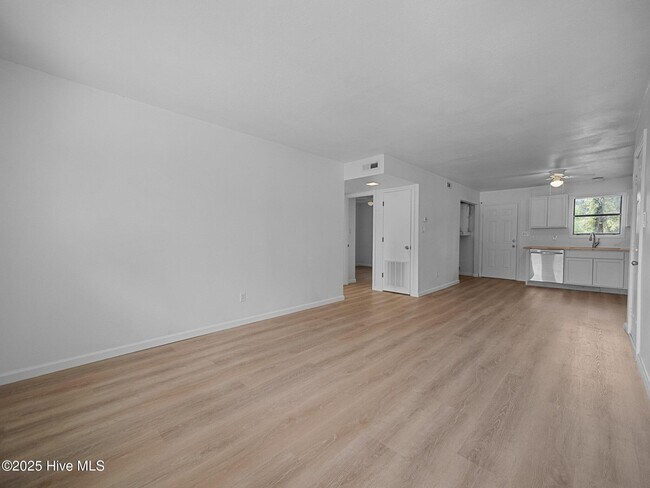 Building Photo - 110 Ravenwood Dr