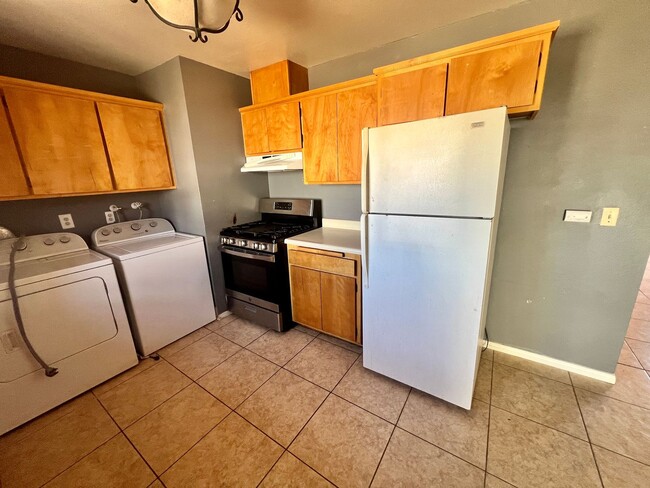 Building Photo - Nice 3 Bedroom 2 Bath  with Washer/Dryer