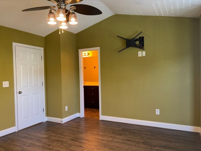 Building Photo - 2 Bedroom, 2.5 Bathroom Townhouse in Green...