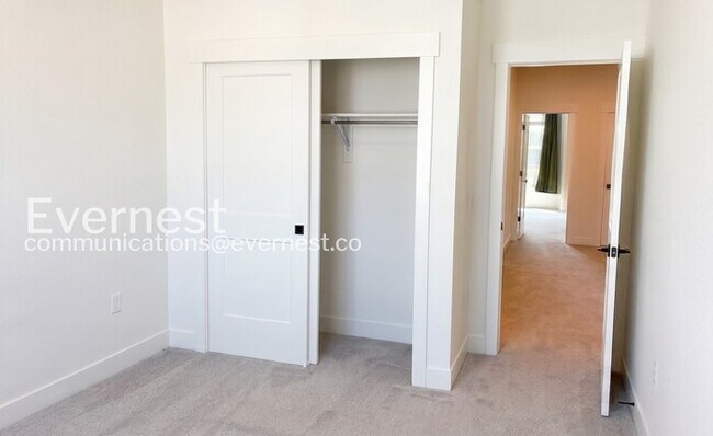 Building Photo - 3 Bed/2.5 Bath Town Home with Garage / Available Now!