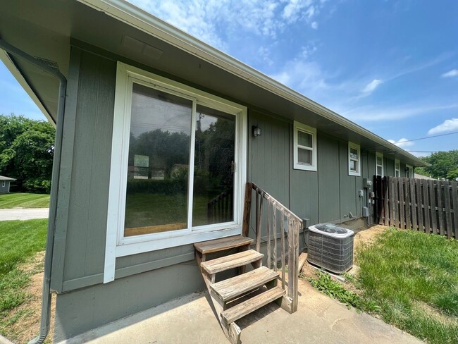 Building Photo - Coming Soon! Adorable Duplex in Lee's Summit