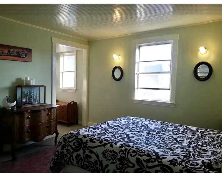 Bedroom 1 - 5530 Beaudry St