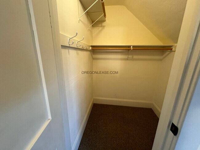Building Photo - 2 Bedroom 1 bath downtown apartment availa...
