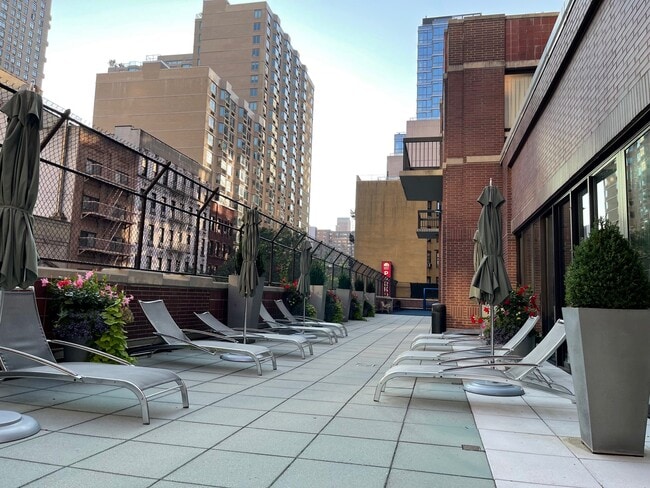 Building Photo - 422 E 72nd St