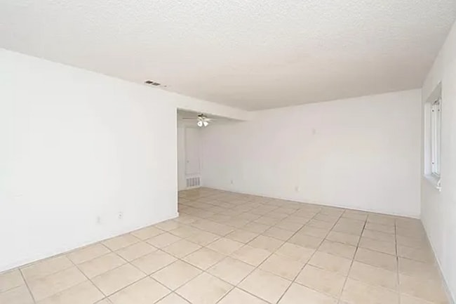 Building Photo - Charming 2-Bedroom Apartment with Updated ...