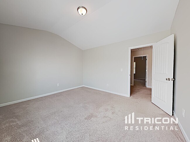 Building Photo - 347 Hawthorn Dr