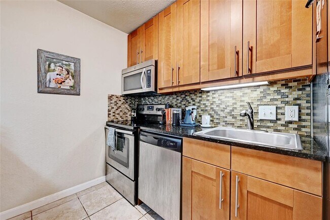 Building Photo - 7685 Northcross Dr