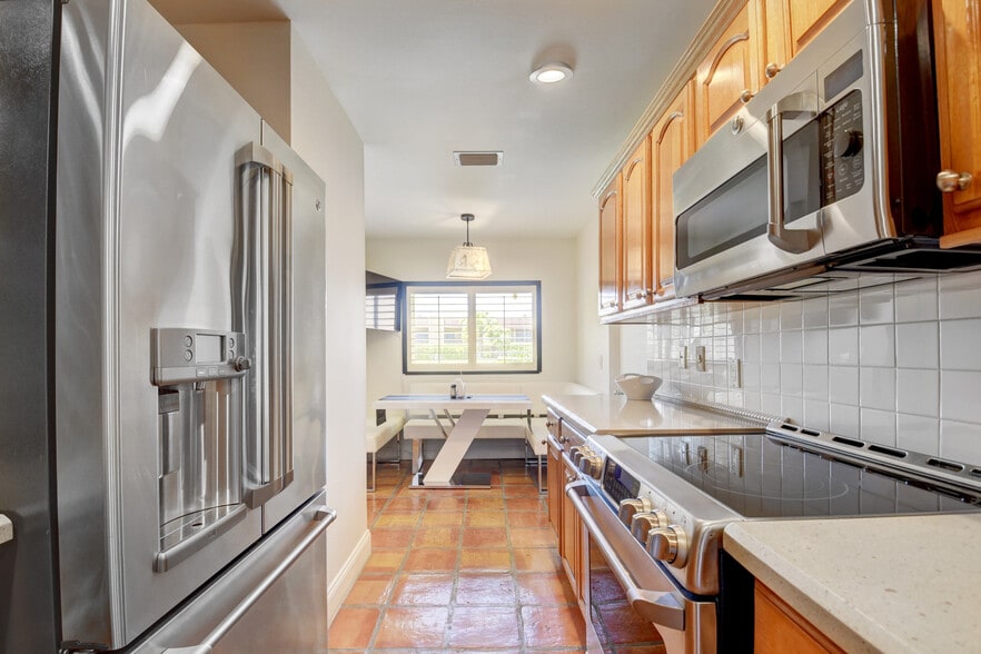 Building Photo - 4666 Fountains Dr S